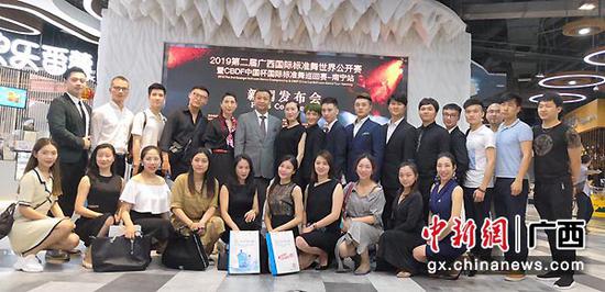图为与会嘉宾代表合影。钟桂欣 摄