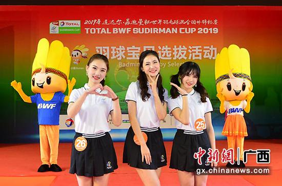 图为前三甲宝贝:张艺馨(中)、张倩(左)、周唯(右)。 图为前三甲宝贝:张艺馨(中)、张倩(左)、周唯(右)。