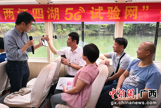 图为工作人员在介绍5G应用。