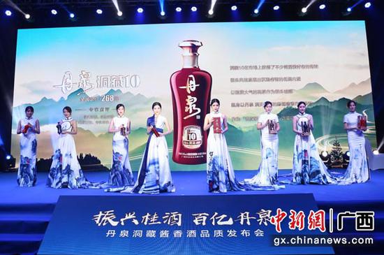 图为丹泉酒业展示产品。林浩 摄 图为丹泉酒业展示产品。林浩 摄
