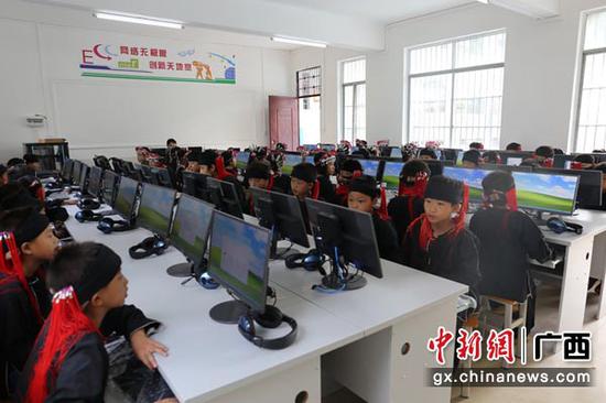 图为东山乡中心小学学生在计算机教室上信息技术课。 图为东山乡中心小学学生在计算机教室上信息技术课。