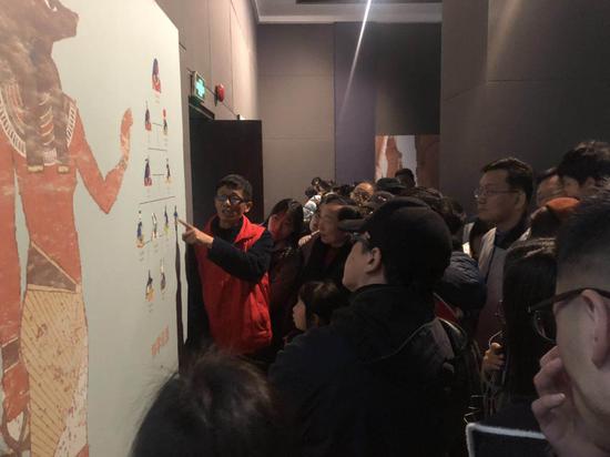 图为浙江博物馆内，民众听讲解员讲述历史故事。 项菁 摄