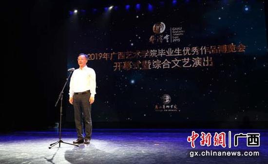 图为黄俊华宣布活动开幕。 图为黄俊华宣布活动开幕。