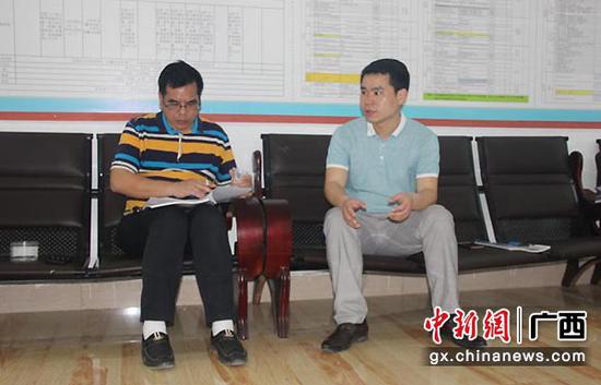 图为兰桂宁接受采访。 图为兰桂宁接受采访。