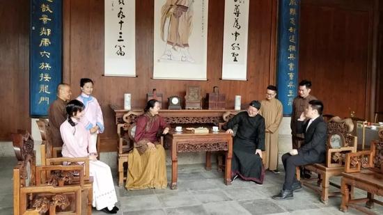 图为:以茶会友的家庭情景剧。 李晨韵 摄