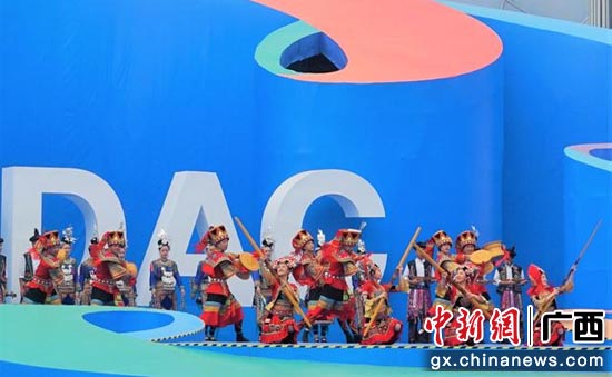 广西艺术团在主舞台表演 广西艺术团在主舞台表演