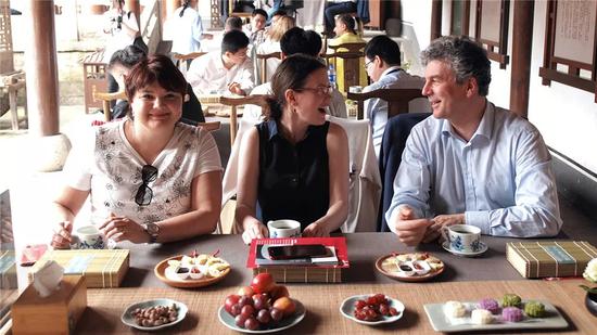 图为:中外来宾欣赏情景剧。 李晨韵 摄