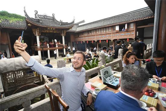 图为:中外来宾欣赏情景剧。 李晨韵 摄