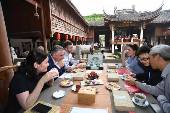 图为:中外来宾欣赏情景剧。 李晨韵 摄