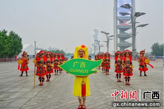广西艺术团为观众带来铜鼓舞、扁担舞等壮族舞蹈。 广西艺术团为观众带来铜鼓舞、扁担舞等壮族舞蹈。