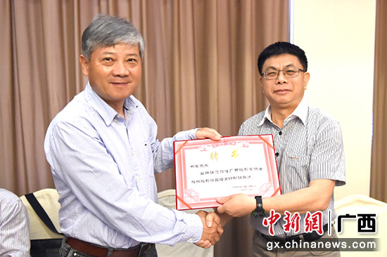 图为广西文联副主席钟桂发（右）向导师颁发聘书启动仪式。滕嘉 摄