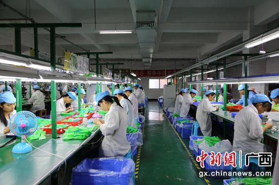 图为邮储银行河池市分行为康音电子提供1600万元利率优惠的“惠企贷”产业扶贫贷款,带动了近百户贫困户到厂务工。 图为邮储银行河池市分行为康音电子提供1600万元利率优惠的“惠企贷”产业扶贫贷款,带动了近百户贫困户到厂务工。