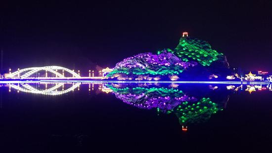 炫彩新疆乌什县夜景 好景融入泉水文化