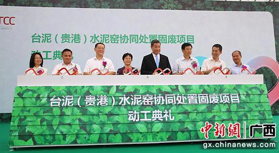 图为李东兴(左四)、张安平等出席启动仪。蒋雪林 摄 图为李东兴(左四)、张安平等出席启动仪。蒋雪林 摄