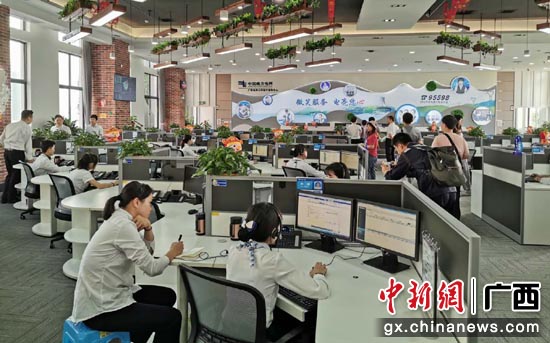 图为客户服务中心工作人员通过热线为客户服务 罗先彬 摄 图为客户服务中心工作人员通过热线为客户服务 罗先彬 摄