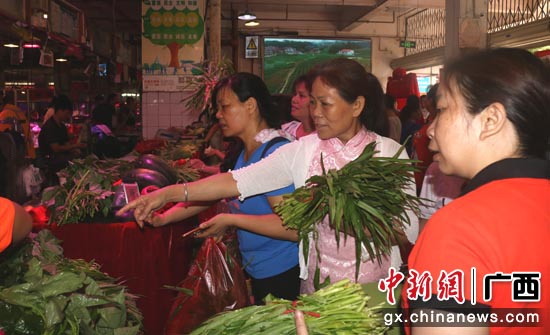 图为市民采购上林生鲜食材。林艳华 摄 图为市民采购上林生鲜食材。林艳华 摄