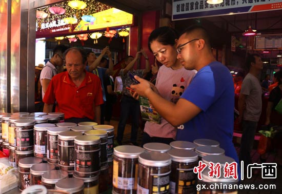 图为消费者现场扫码关注上林农副产品二维码。林艳华 摄 图为消费者现场扫码关注上林农副产品二维码。林艳华 摄