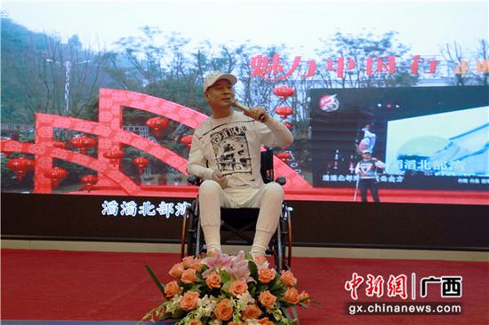 残疾歌手高峰献唱。 残疾歌手高峰献唱。