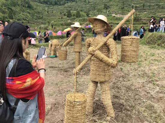 游客拍摄逼真的稻草人.永嘉宣传部供图