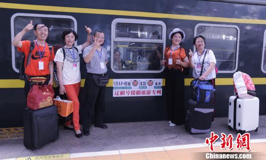 沈铁“援疆号”旅游专列抵塔城 饱览大美新疆
