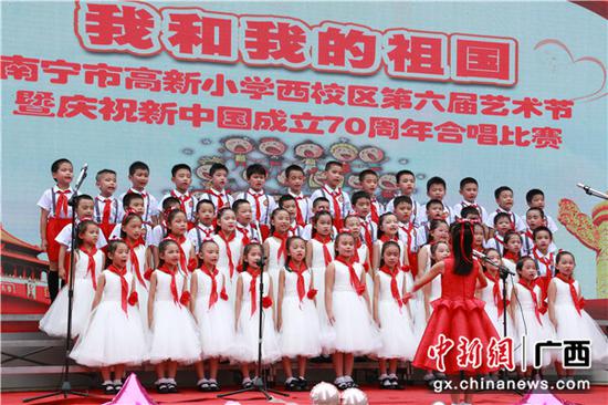 高新小学西校区学生在表演。 高新小学西校区学生在表演。