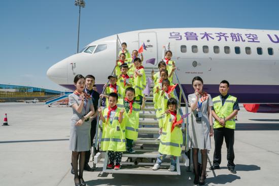 乌鲁木齐航空举行“六一”航空开放日活动