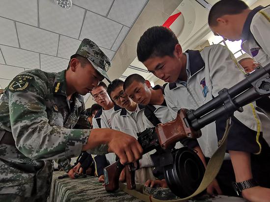 吉木萨尔县人武部组织学生进军营，武器装备讲解环节，让参观学生颇感兴趣。