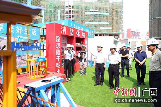 图为与会嘉宾在安全质量样板展示区观摩。 图为与会嘉宾在安全质量样板展示区观摩。