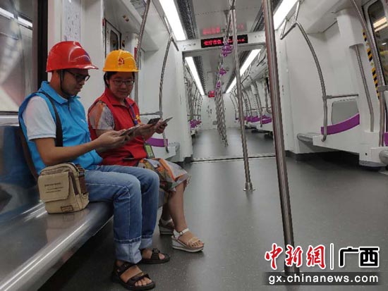 广西移动工作人员在地铁上开展网络测试优化。 广西移动工作人员在地铁上开展网络测试优化。