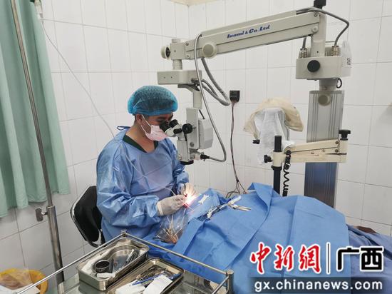 医生黄红波为眼球穿通伤患者实施手术。 陈晓燕 摄