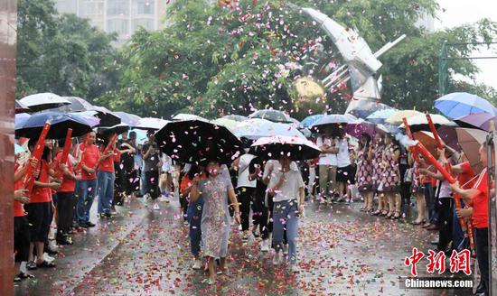 广西北部山区学子雨中赴高考