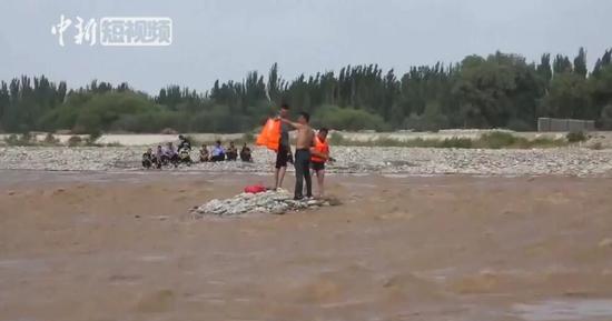 游客河道“寻宝”被困 消防紧急救援