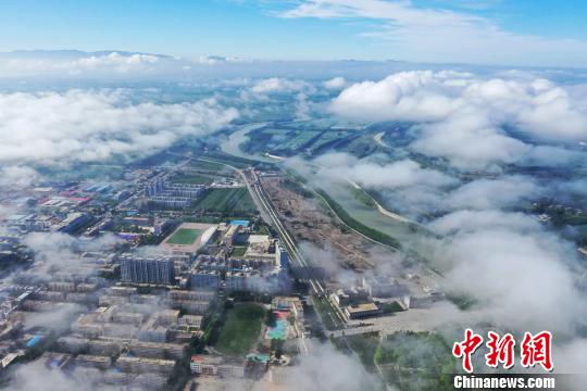 航拍新疆博斯腾湖畔 雨后云雾缭绕宛如仙境