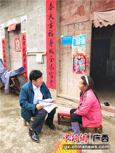 介廷乡卫生院院长赵献文(左)为贫困户家庭讲解签约事项。 介廷乡卫生院院长赵献文(左)为贫困户家庭讲解签约事项。