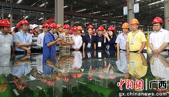 与会人员参观贺州装配式建筑企业。