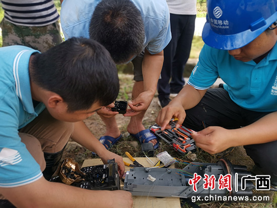图为通信抢修人员齐心协力抓紧抢修进度。 图为通信抢修人员齐心协力抓紧抢修进度。