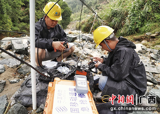 图为通信抢修人员正在被洪水冲刷过的河道进行光缆抢修。 图为通信抢修人员正在被洪水冲刷过的河道进行光缆抢修。