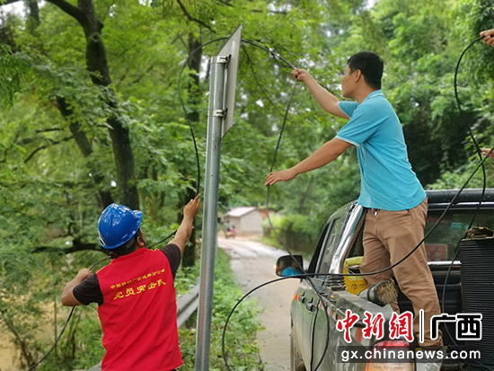 图为抢修人员正在布线。 图为抢修人员正在布线。