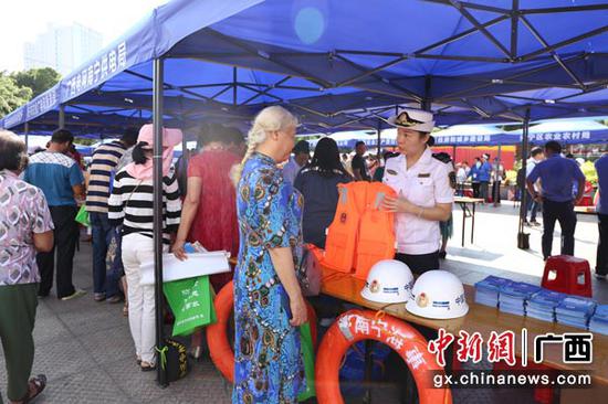 图为工作人员向市民讲解应急求援知识。林浩 摄 图为工作人员向市民讲解应急求援知识。林浩 摄
