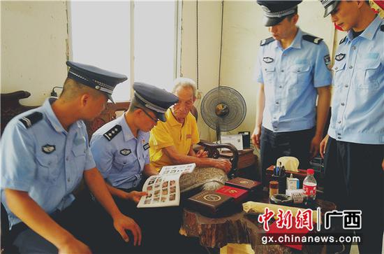 图为“兵爸爸”张德权老人正在向民警介绍参加抗战的战友名册。 图为“兵爸爸”张德权老人正在向民警介绍参加抗战的战友名册。