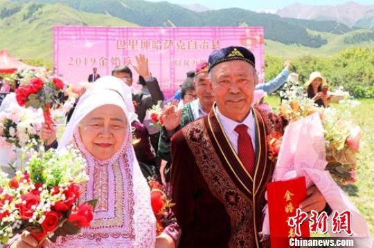 新疆巴里坤大草原见证“金婚老人”的爱情故事