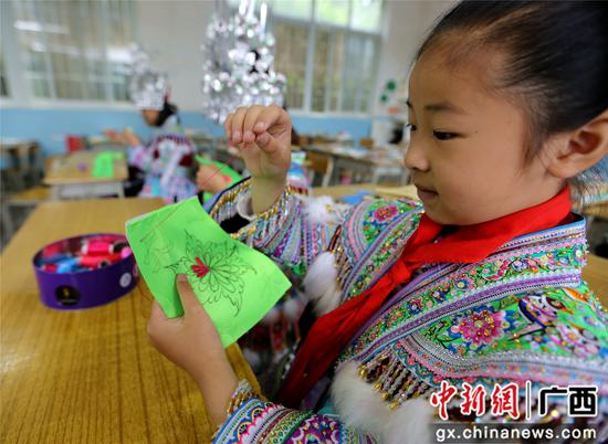 一名学生在学习刺绣。石峰 摄 一名学生在学习刺绣。石峰 摄