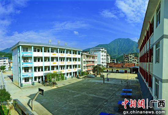 环境优美的洞头镇中心小学。吴莉 摄 环境优美的洞头镇中心小学。吴莉 摄