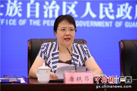 中共防城港市委常委,常务副市长唐轶昂出席新闻发布会.