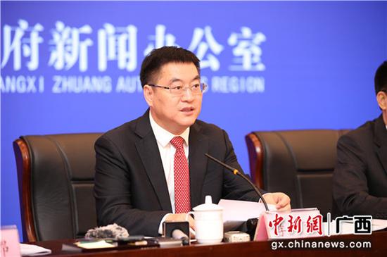 中共防城港市委书记、市人大常委会主任李延强出席新闻发布会并致辞。 中共防城港市委书记、市人大常委会主任李延强出席新闻发布会并致辞。