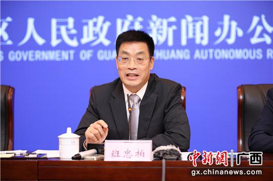 中共市委副书记、市长班忠柏介绍防城港市的经济社会发展情况。 中共市委副书记、市长班忠柏介绍防城港市的经济社会发展情况。