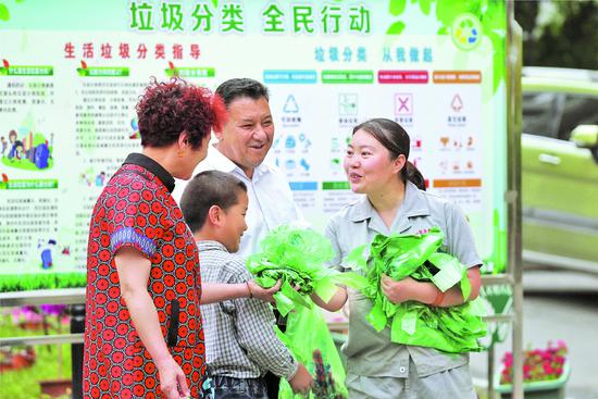 烏魯木齊市一小區實行垃圾分類
