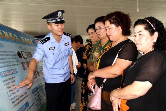 6月24日,哈密公安处刑警支队民警在哈密站候车室给旅客发放禁毒宣传单