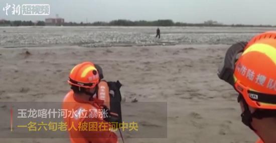 河水暴漲六旬老人被困孤島 消防緊急救援