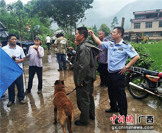 警方带着警犬与村民一起搜寻失踪老人。警方供图